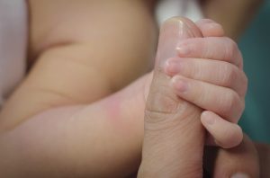指を掴む赤ちゃん